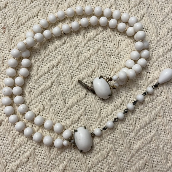 Vintage White Bead choker Necklace, clip on earrings and bracelet set - Picture 2 of 5
